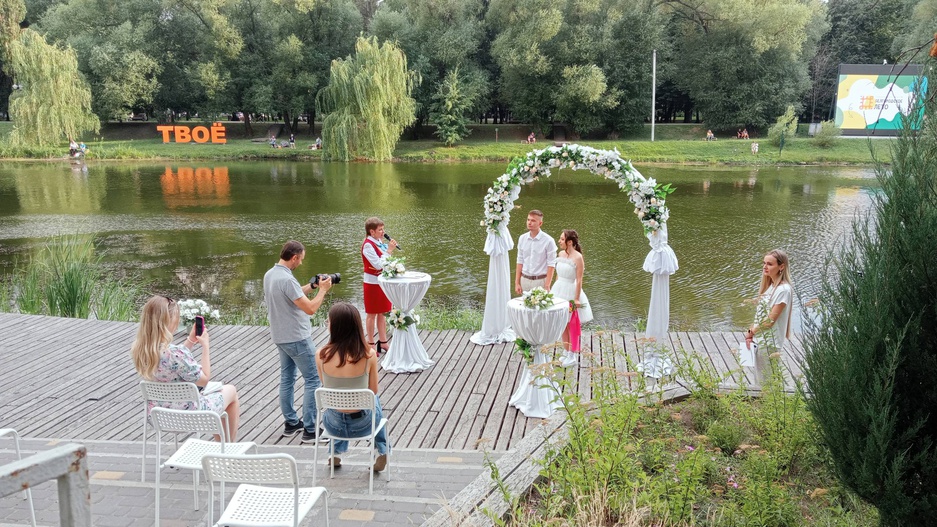 свадебная регистрация выездная. музей-усадьба кусково шатер. шатер в яблоневом саду.